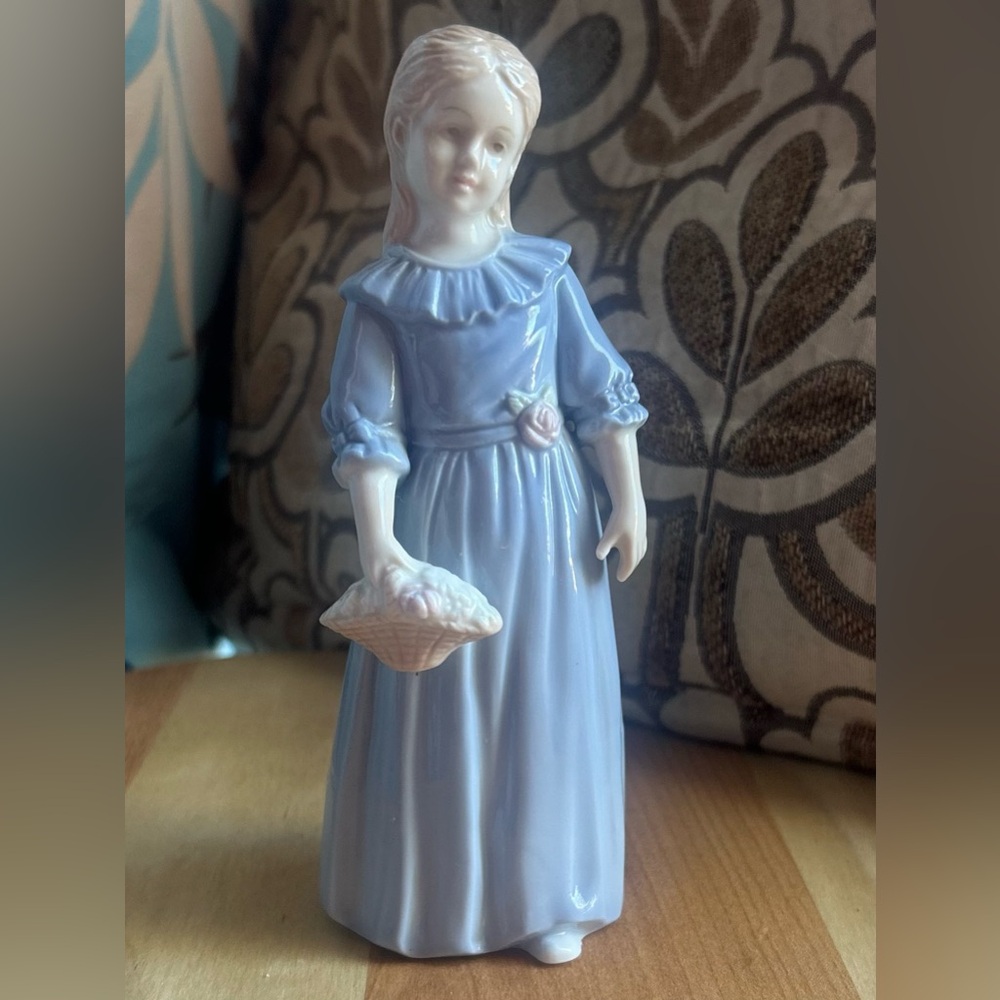 💙 ✨VTG Porcelain Flower Girl Valencia Collection by Roman - Spain 1986